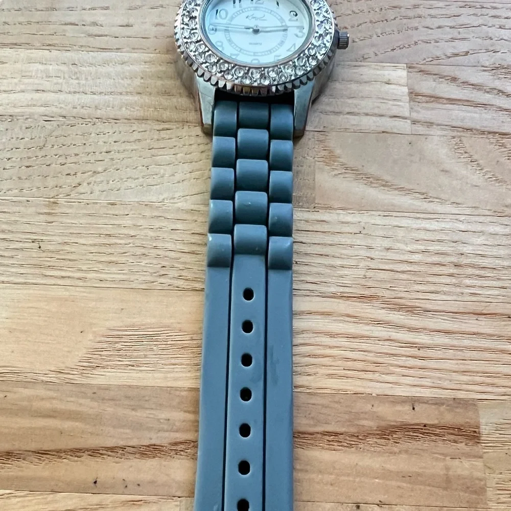 Kim Rogers ladies  silver tone gray fashion watch NEW BATTERY